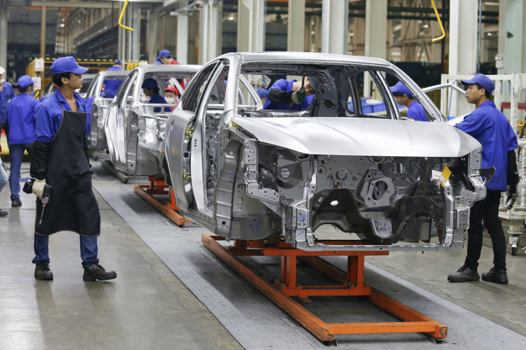 Cars are built at a BYD assembly line in Shenzhen, China May 25, 2016. REUTERS/Bobby Yip